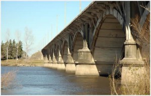 Puente carretero sobre el Río Negro