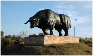 Un toro, la figura que da nombre al paso.